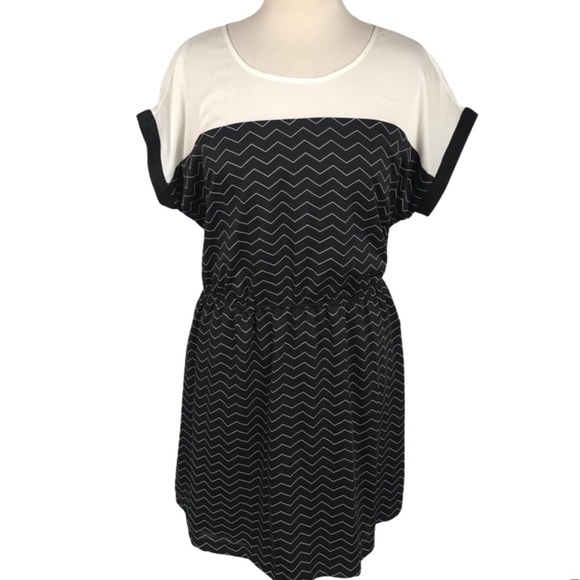 Kensie Dresses & Skirts - Kenzie Chevron lined dress large elastic waist